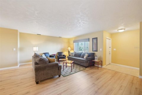 Condo in Sun City Center, Florida, 2 bedrooms  № 1521927 - photo 8