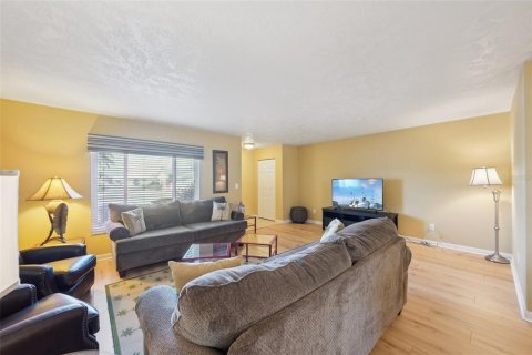 Condo in Sun City Center, Florida, 2 bedrooms  № 1521927 - photo 4