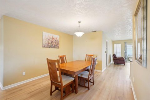 Condo in Sun City Center, Florida, 2 bedrooms  № 1521927 - photo 9