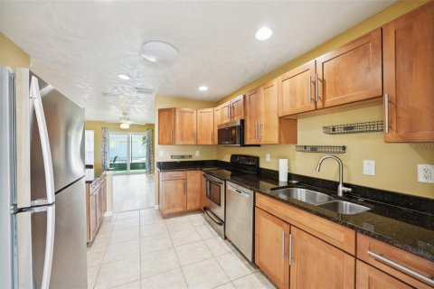 Condo in Sun City Center, Florida, 2 bedrooms  № 1521927 - photo 23