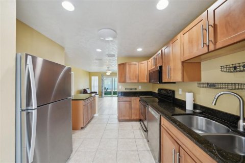 Condo in Sun City Center, Florida, 2 bedrooms  № 1521927 - photo 22