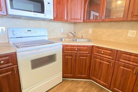Condo in North Miami, Florida, 2 bedrooms № 1960813 - photo 16