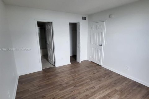 Condo in North Miami, Florida, 2 bedrooms № 1960813 - photo 18