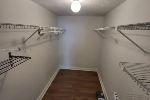 Condo in North Miami, Florida, 2 bedrooms № 1960813 - photo 19