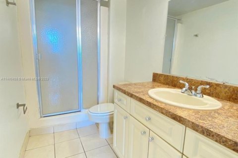 Condo in North Miami, Florida, 2 bedrooms № 1960813 - photo 14