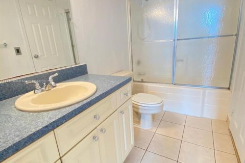 Condo in North Miami, Florida, 2 bedrooms № 1960813 - photo 12