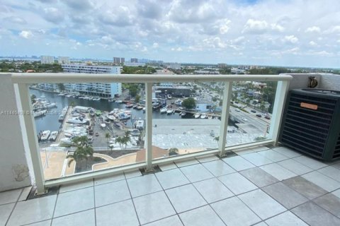Condo in North Miami, Florida, 2 bedrooms № 1960813 - photo 4
