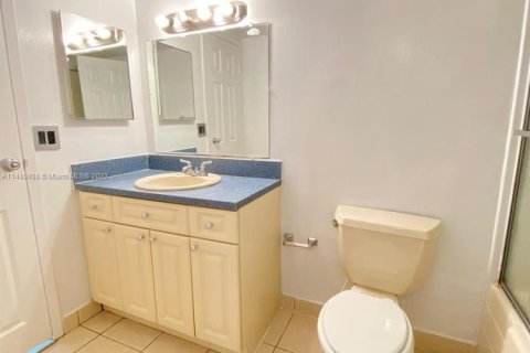 Condo in North Miami, Florida, 2 bedrooms № 1960813 - photo 10