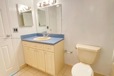 Condo in North Miami, Florida, 2 bedrooms № 1960813 - photo 11