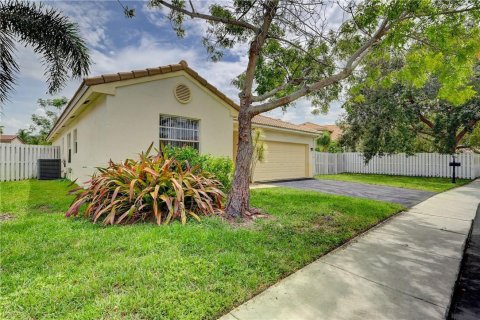 Villa ou maison à vendre à Sunrise, Floride: 3 chambres, 160.44 m2 № 2402136 - photo 2