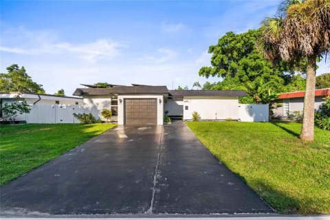 House in Tamarac, Florida 3 bedrooms, 116.22 sq.m. № 2391340 - photo 8