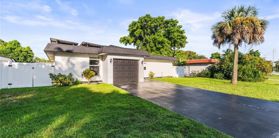 House in Tamarac, Florida 3 bedrooms, 116.22 sq.m. № 2391340