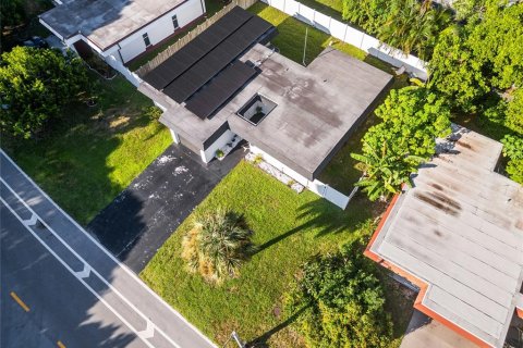 House in Tamarac, Florida 3 bedrooms, 116.22 sq.m. № 2391340 - photo 6