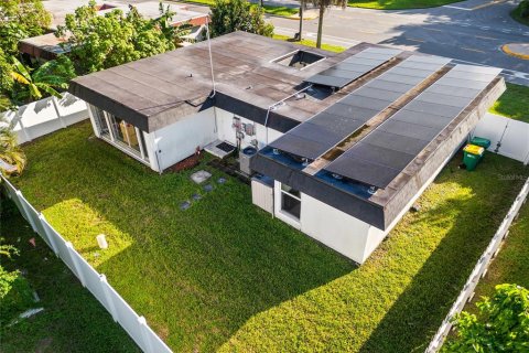 House in Tamarac, Florida 3 bedrooms, 116.22 sq.m. № 2391340 - photo 3