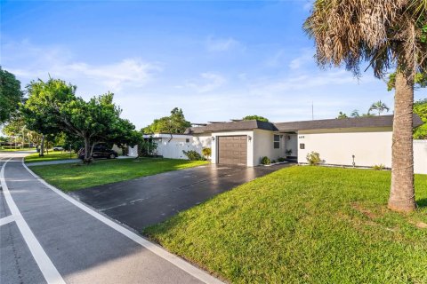 House in Tamarac, Florida 3 bedrooms, 116.22 sq.m. № 2391340 - photo 9