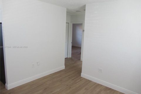 Villa ou maison à louer à Miami, Floride: 2 chambres, 203.46 m2 № 2032115 - photo 2