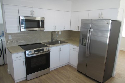 Villa ou maison à louer à Miami, Floride: 2 chambres, 203.46 m2 № 2032115 - photo 3