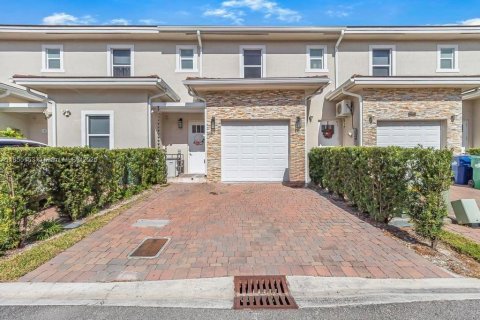 Adosado en Homestead, Florida 3 dormitorios, 156.63 m2 № 2017650