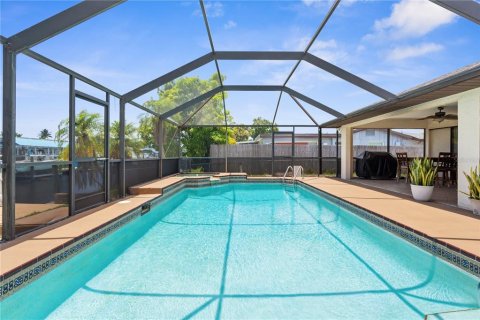 Casa en venta en North Fort Myers, Florida, 3 dormitorios, 175.68 m2 № 1765762 - foto 3