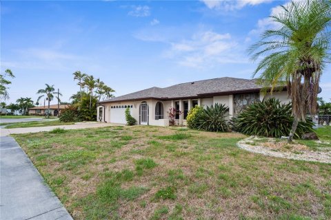 Casa en venta en North Fort Myers, Florida, 3 dormitorios, 175.68 m2 № 1765762 - foto 1