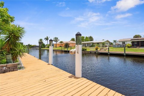Casa en venta en North Fort Myers, Florida, 3 dormitorios, 175.68 m2 № 1765762 - foto 4