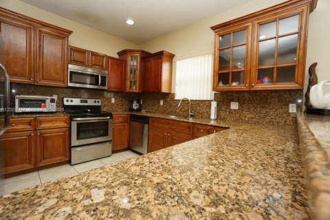 Villa ou maison à vendre à Miami, Floride: 4 chambres, 172.89 m2 № 2073892 - photo 5