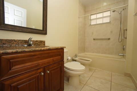 Villa ou maison à vendre à Miami, Floride: 4 chambres, 172.89 m2 № 2073892 - photo 10