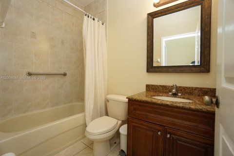Villa ou maison à vendre à Miami, Floride: 4 chambres, 172.89 m2 № 2073892 - photo 13