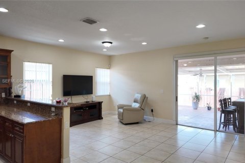 Villa ou maison à vendre à Miami, Floride: 4 chambres, 172.89 m2 № 2073892 - photo 4