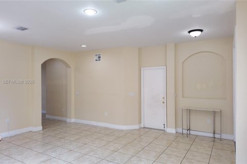 Villa ou maison à vendre à Miami, Floride: 4 chambres, 172.89 m2 № 2073892 - photo 3