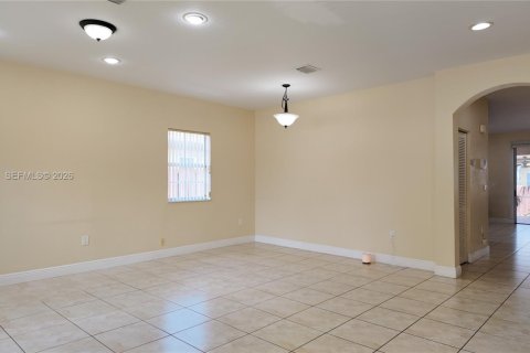 Villa ou maison à vendre à Miami, Floride: 4 chambres, 172.89 m2 № 2073892 - photo 2