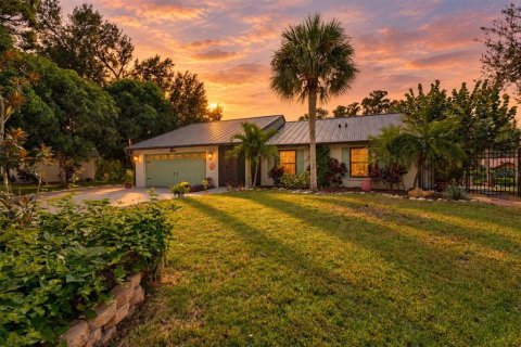 House in Sarasota, Florida 3 bedrooms, 157.93 sq.m. № 2430500 - photo 2