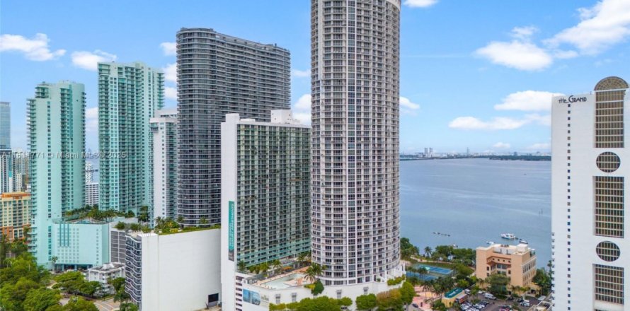 Condominio en Miami, Florida, 1 dormitorio № 1762761