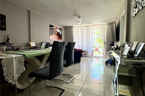 Condominio en alquiler en Miami, Florida, 2 dormitorios, 74.32 m2 № 2152683 - foto 2