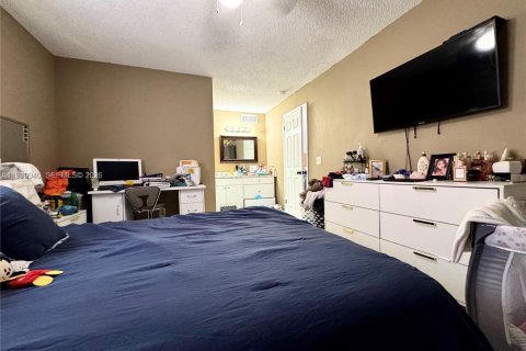 Condominio en alquiler en Miami, Florida, 2 dormitorios, 74.32 m2 № 2152683 - foto 4