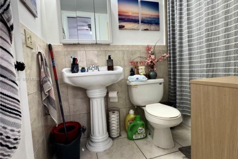 Condominio en alquiler en Miami, Florida, 2 dormitorios, 74.32 m2 № 2152683 - foto 8