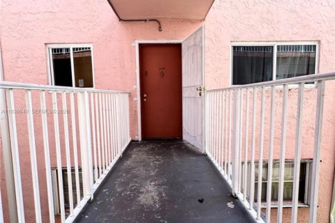 Condominio en alquiler en Miami, Florida, 2 dormitorios, 74.32 m2 № 2152683 - foto 9
