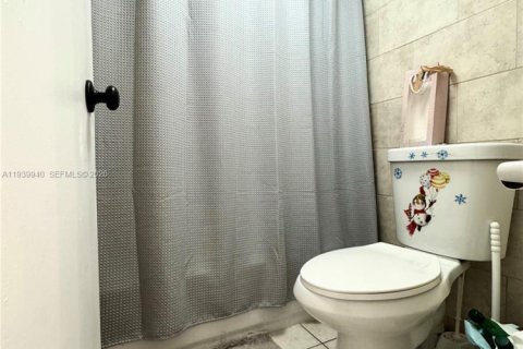 Condominio en alquiler en Miami, Florida, 2 dormitorios, 74.32 m2 № 2152683 - foto 6
