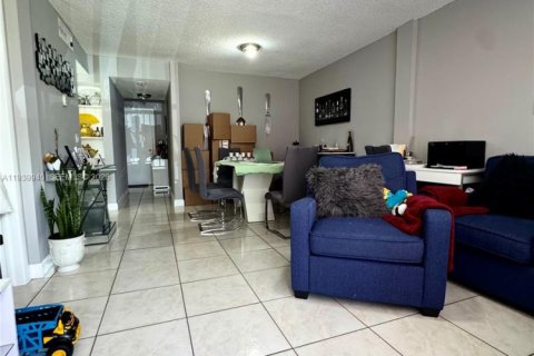 Condominio en alquiler en Miami, Florida, 2 dormitorios, 74.32 m2 № 2152683 - foto 3