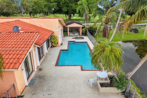 Casa en venta en Miami, Florida, 4 dormitorios, 191.75 m2 № 1955627 - foto 27