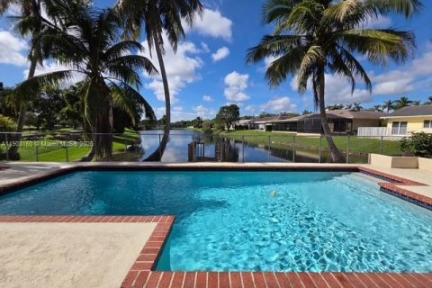 Casa en venta en Miami, Florida, 4 dormitorios, 191.75 m2 № 1955627 - foto 3