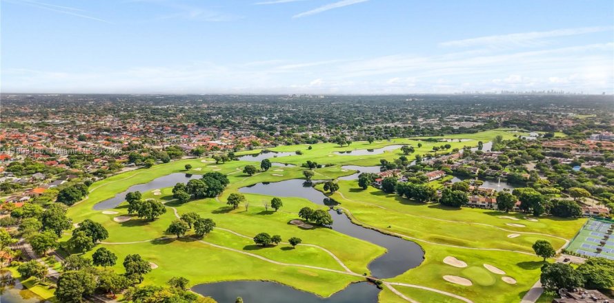 House in Miami, Florida 4 bedrooms, 191.75 sq.m. № 1955627