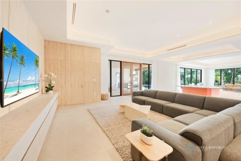 House in Miami, Florida 7 bedrooms, 458.1 sq.m. № 1445575 - photo 14