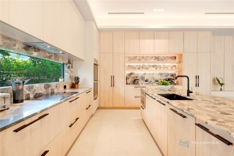 House in Miami, Florida 7 bedrooms, 458.1 sq.m. № 1445575 - photo 12