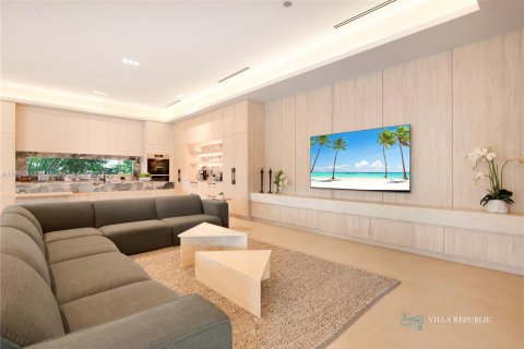 House in Miami, Florida 7 bedrooms, 458.1 sq.m. № 1445575 - photo 15