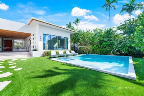House in Miami, Florida 7 bedrooms, 458.1 sq.m. № 1445575 - photo 23