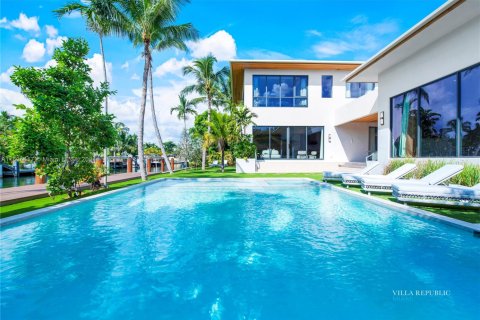House in Miami, Florida 7 bedrooms, 458.1 sq.m. № 1445575 - photo 1