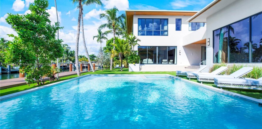 House in Miami, Florida 7 bedrooms, 458.1 sq.m. № 1445575
