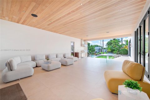 House in Miami, Florida 7 bedrooms, 458.1 sq.m. № 1445575 - photo 2