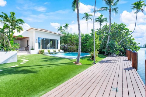 House in Miami, Florida 7 bedrooms, 458.1 sq.m. № 1445575 - photo 25